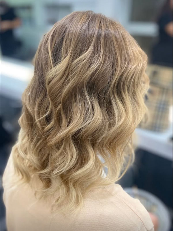 Concetto di riparazione: tintura e stiratura dei capelli