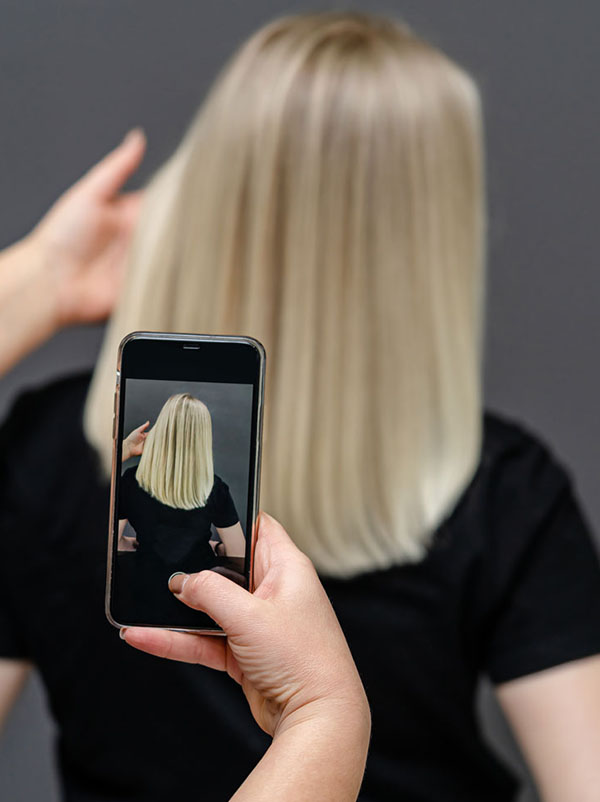 Concetto di riparazione: tintura e stiratura dei capelli