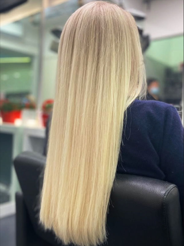 Concetto di riparazione: tintura e stiratura dei capelli