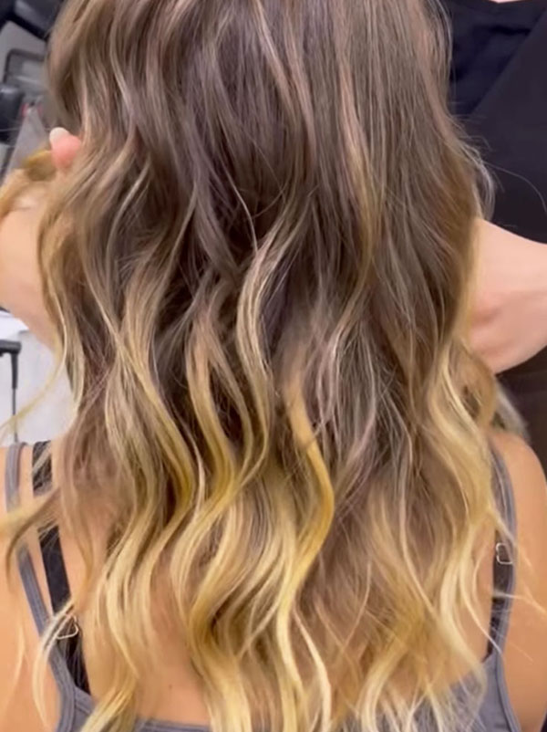 Concetto di riparazione: tintura e stiratura dei capelli