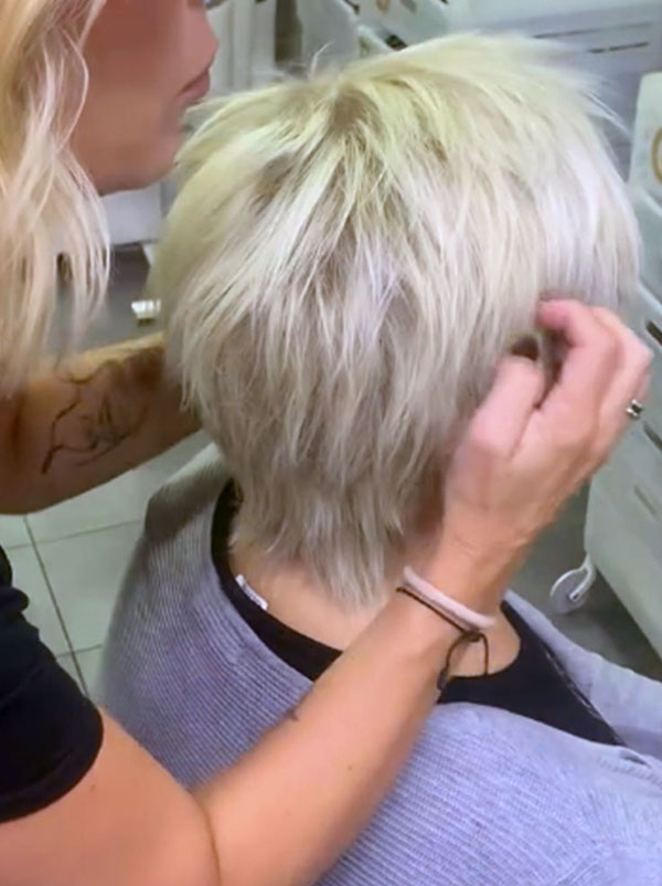 Concetto di riparazione: tintura e stiratura dei capelli